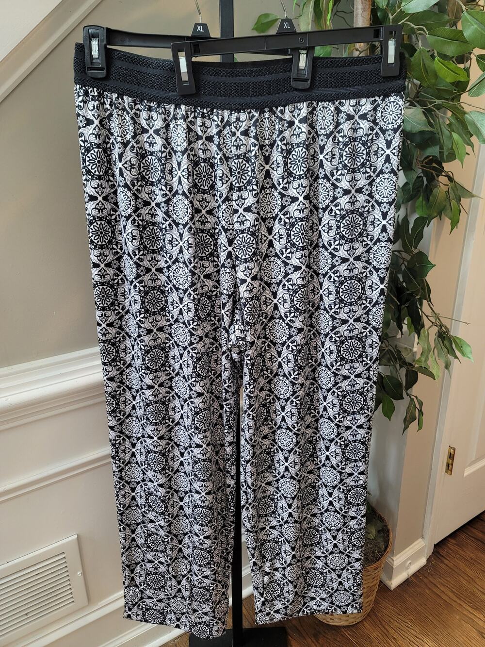 Double Click Wide Leg Trouser Women's Size XL Black & White Medallion Print